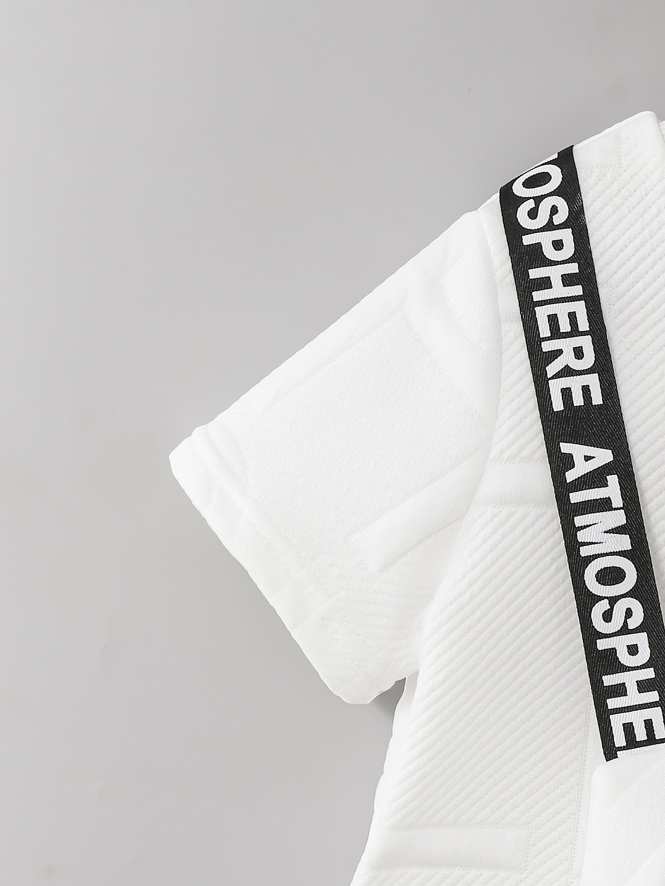 Conjunto de Verano para Niños: Camiseta y Pantalones Cortos Blancos con Textura de Letras