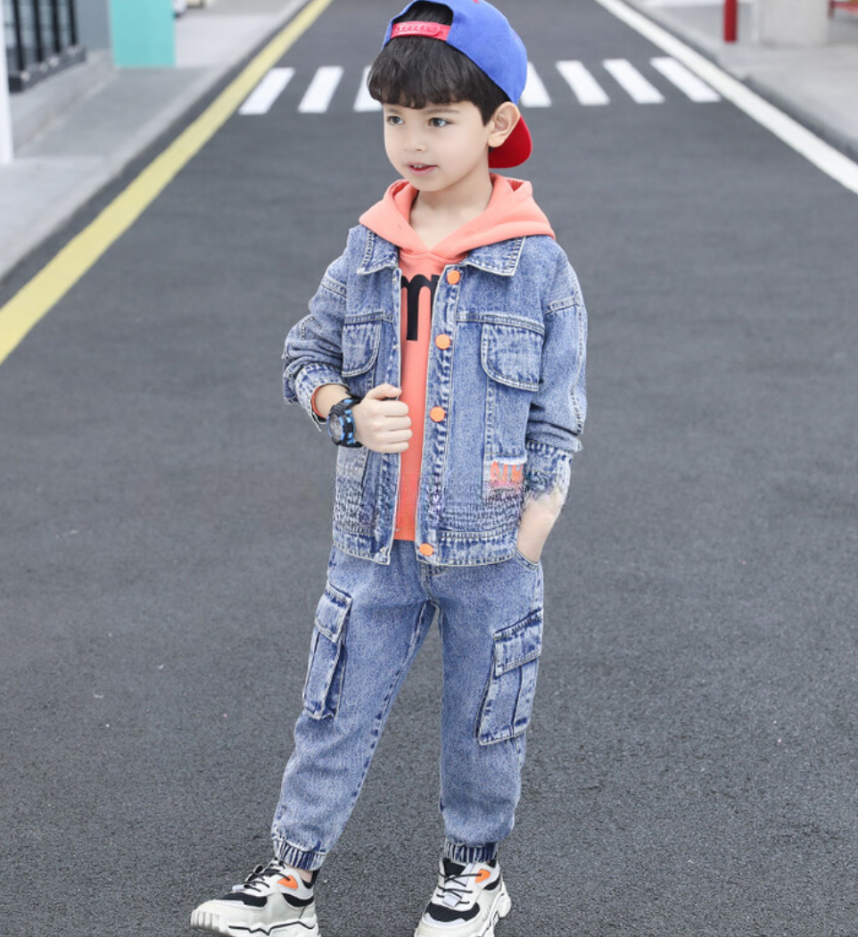 Conjunto de 3 piezas: chaqueta vaquera, pantalones vaqueros y camiseta interior.