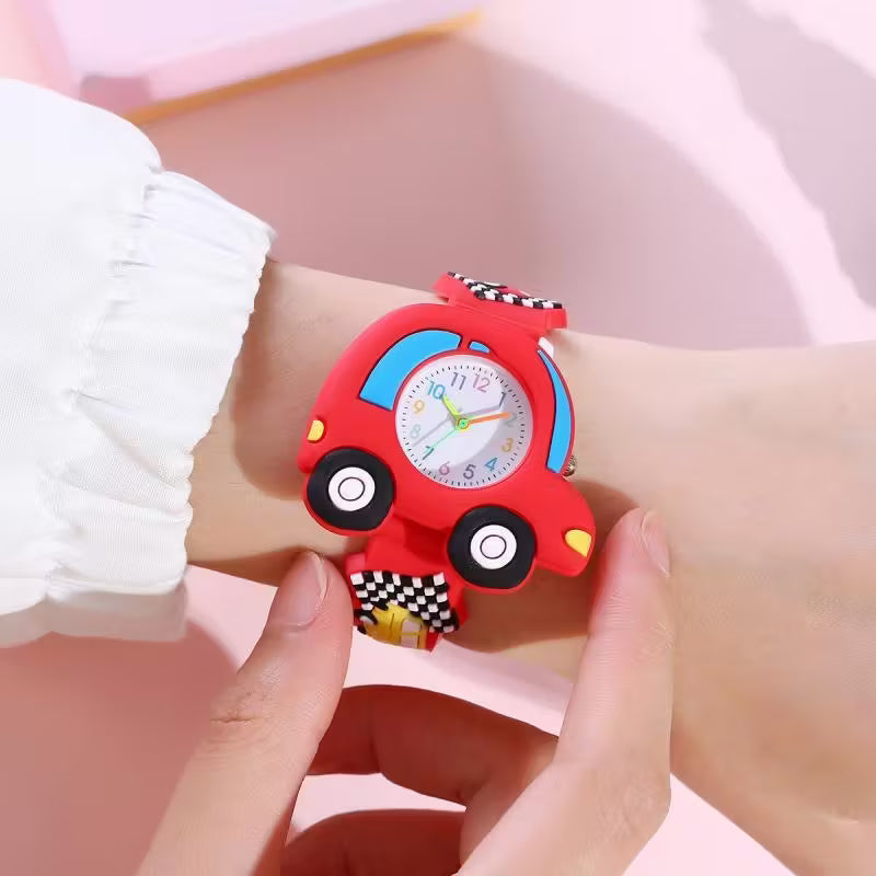 Reloj moderno con coche deportivo en relieve para jóvenes