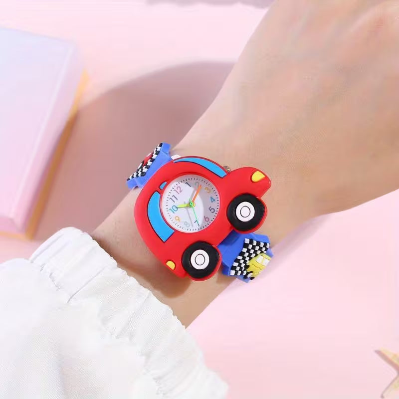 Reloj moderno con coche deportivo en relieve para jóvenes