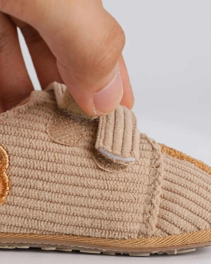 Zapatos bebé recién nacido de tela bordada con osito y cierre de velcro – calzado suave para bebés en España