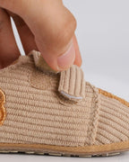 Zapatos bebé recién nacido de tela bordada con osito y cierre de velcro – calzado suave para bebés en España