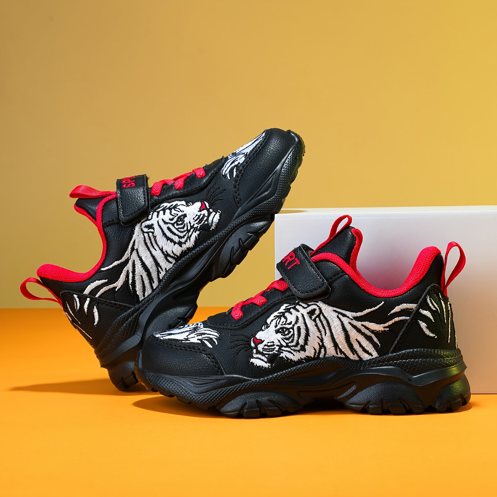 Zapatillas Negras con Bordado de Tigre y Detalles en Rojo