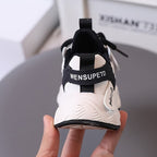 Zapatilla deportiva ligera y transpirable con cordones y diseño moderno para niños vista lateral