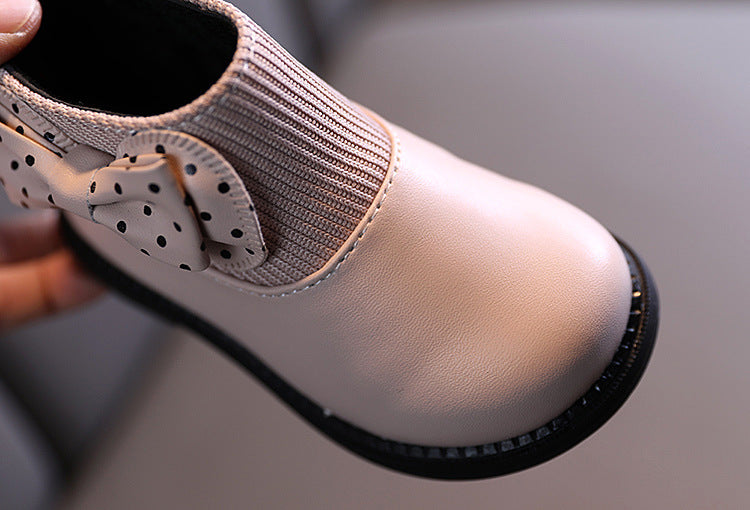 Zapato elegante para niñas con diseño moderno y lazo lateral con lunares en España