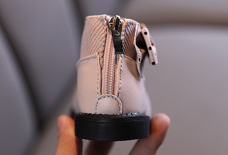 Zapato elegante para niñas con diseño moderno y lazo lateral con lunares en España
