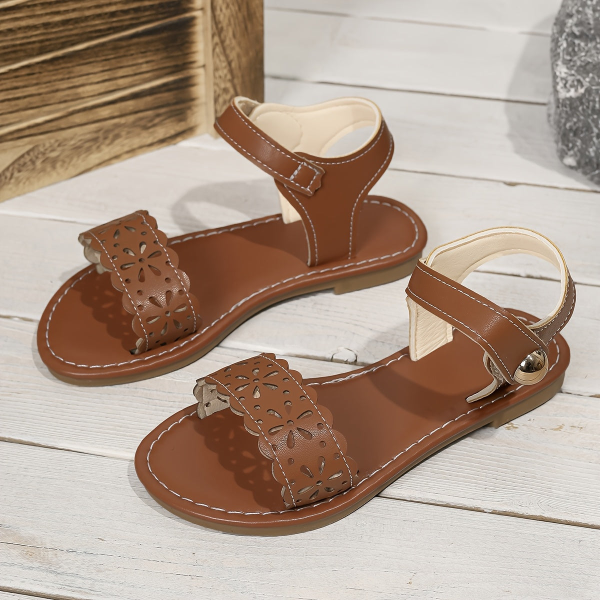 Sandalias Infantiles de Cuero Marrón con Calado