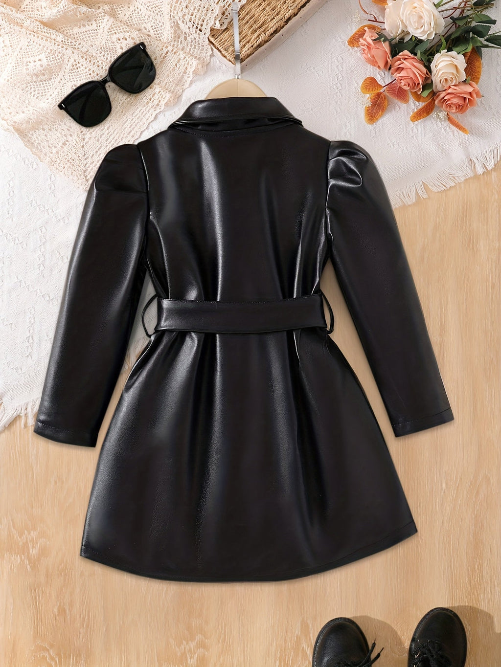 Abrigo de cuero negro con diseño elegante.