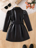 Abrigo de cuero negro con diseño elegante.