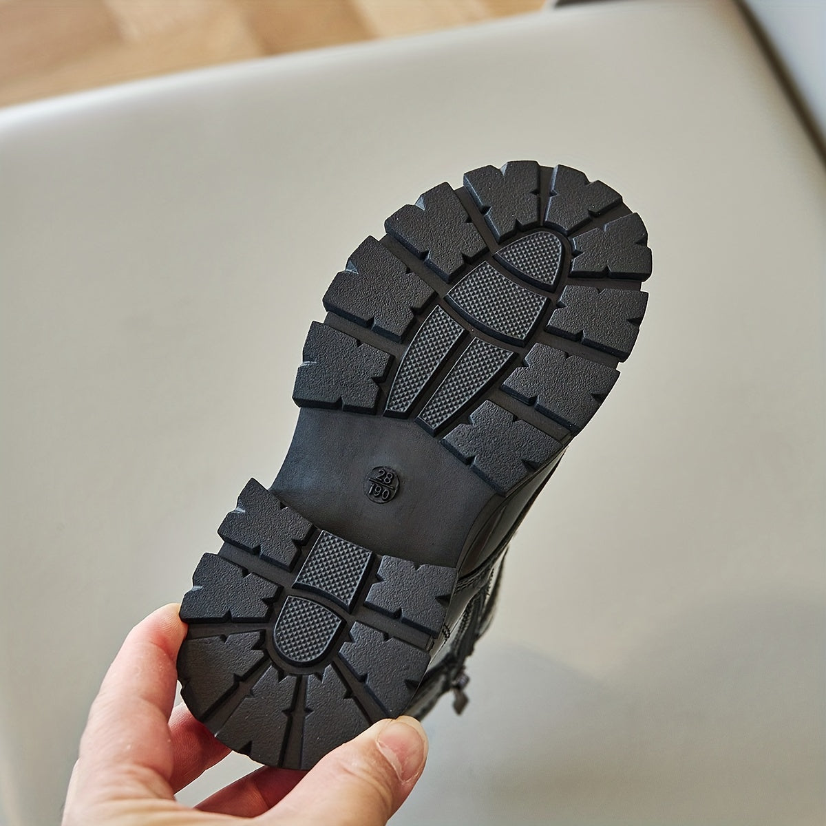 Botas de Charol con Cadena Dorada