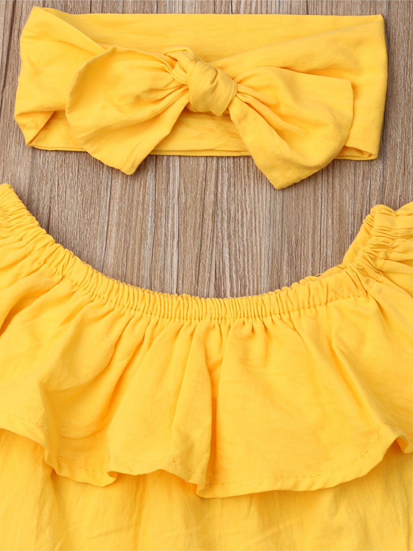 Conjunto Chic de 3 Piezas: Top con Volantes, Jeans Rasgados y Diadema a Juego