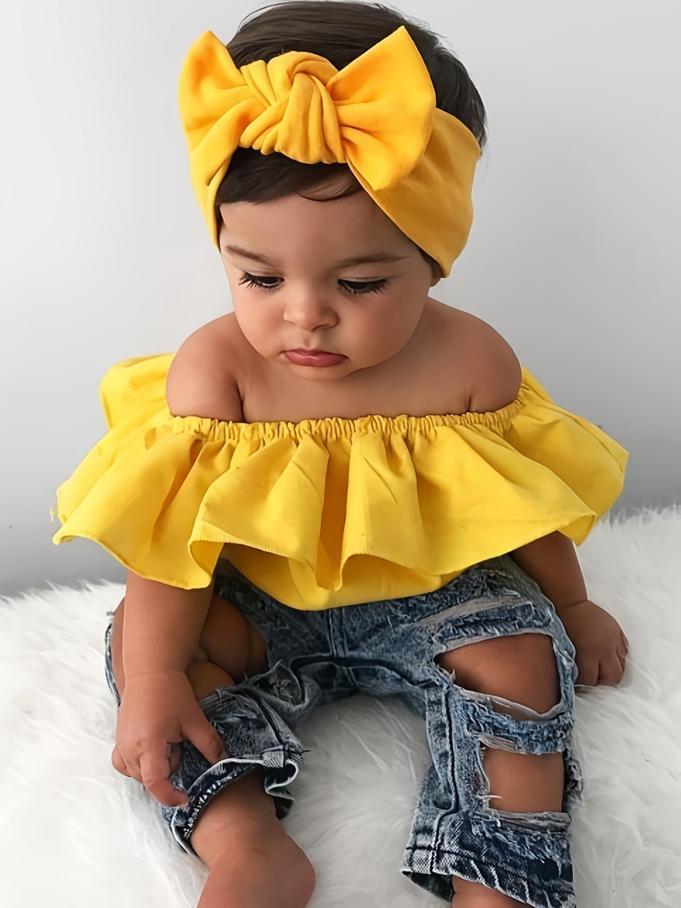 Conjunto Chic de 3 Piezas: Top con Volantes, Jeans Rasgados y Diadema a Juego