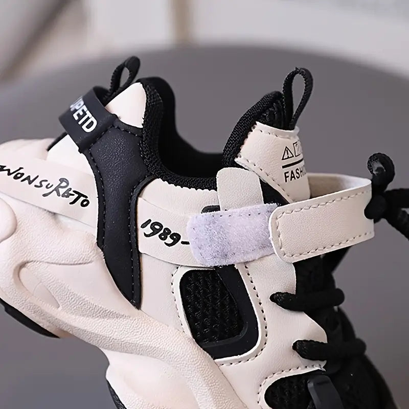 Zapatilla deportiva ligera y transpirable con cordones y diseño moderno para niños vista lateral
