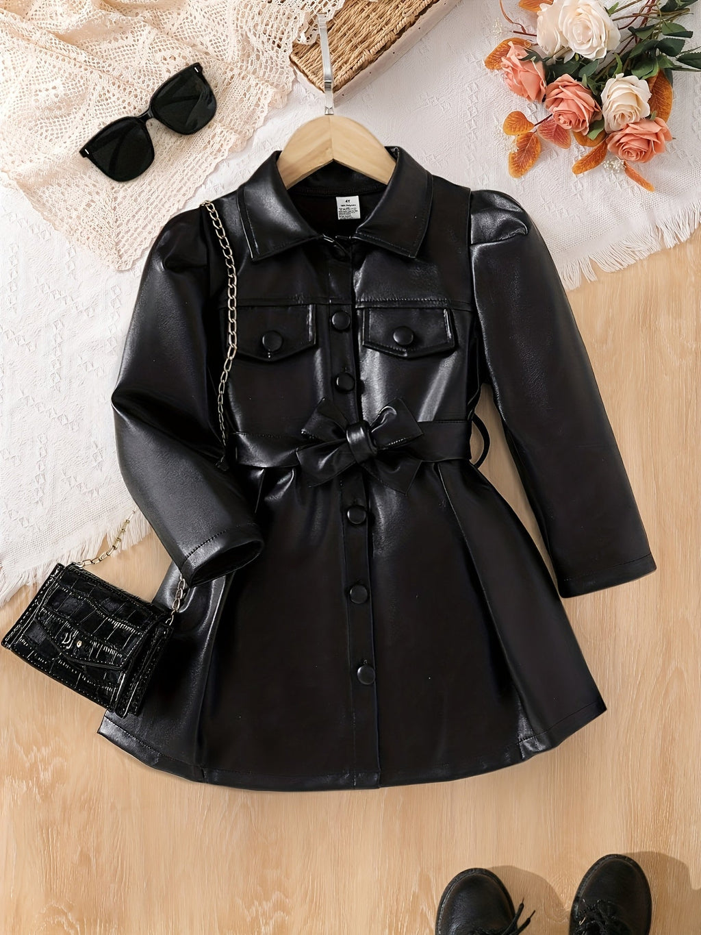 Abrigo de cuero negro con diseño elegante.