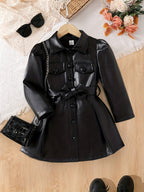 Abrigo de cuero negro con diseño elegante.