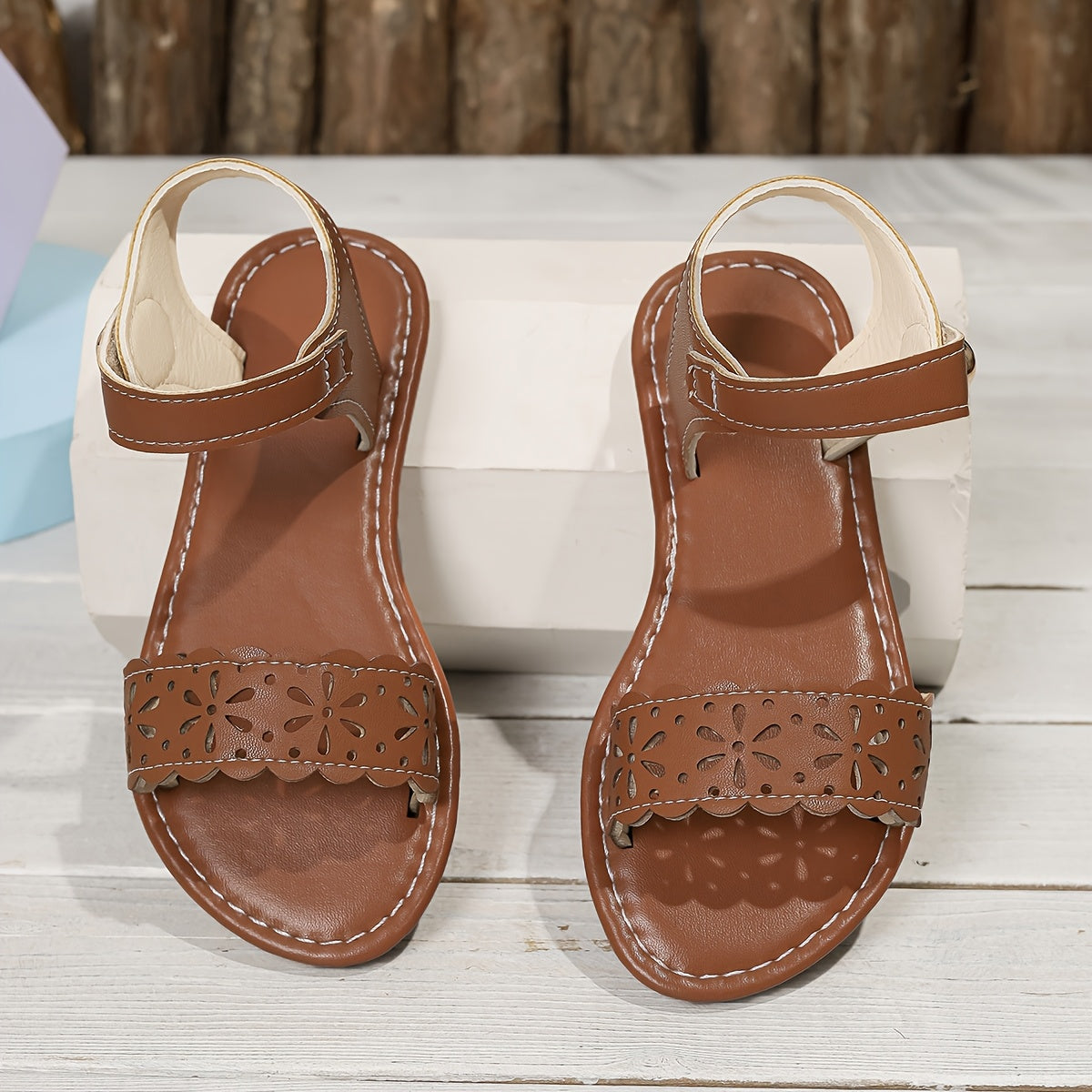 Sandalias Infantiles de Cuero Marrón con Calado