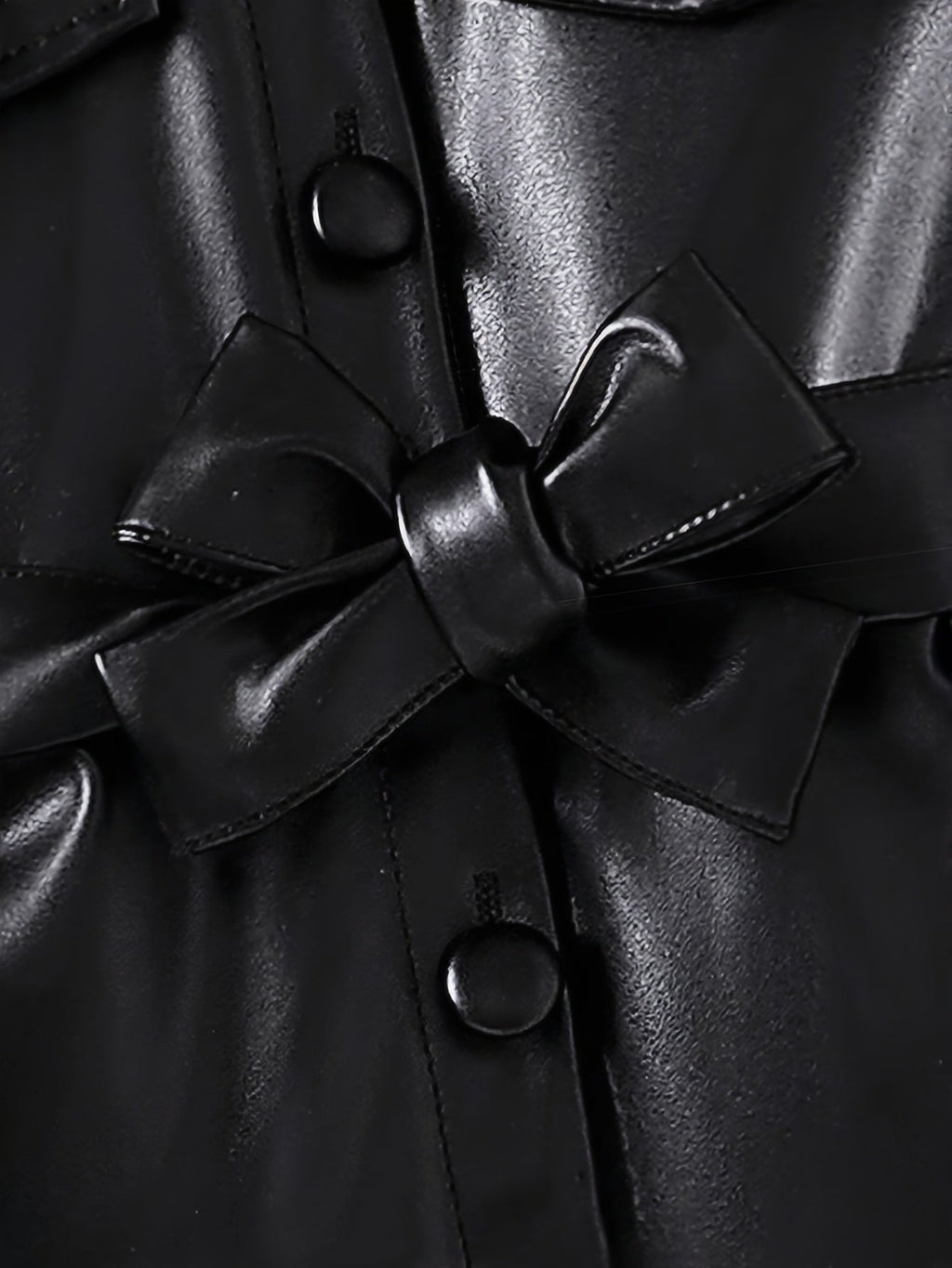 Abrigo de cuero negro con diseño elegante.