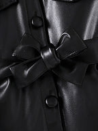 Abrigo de cuero negro con diseño elegante.