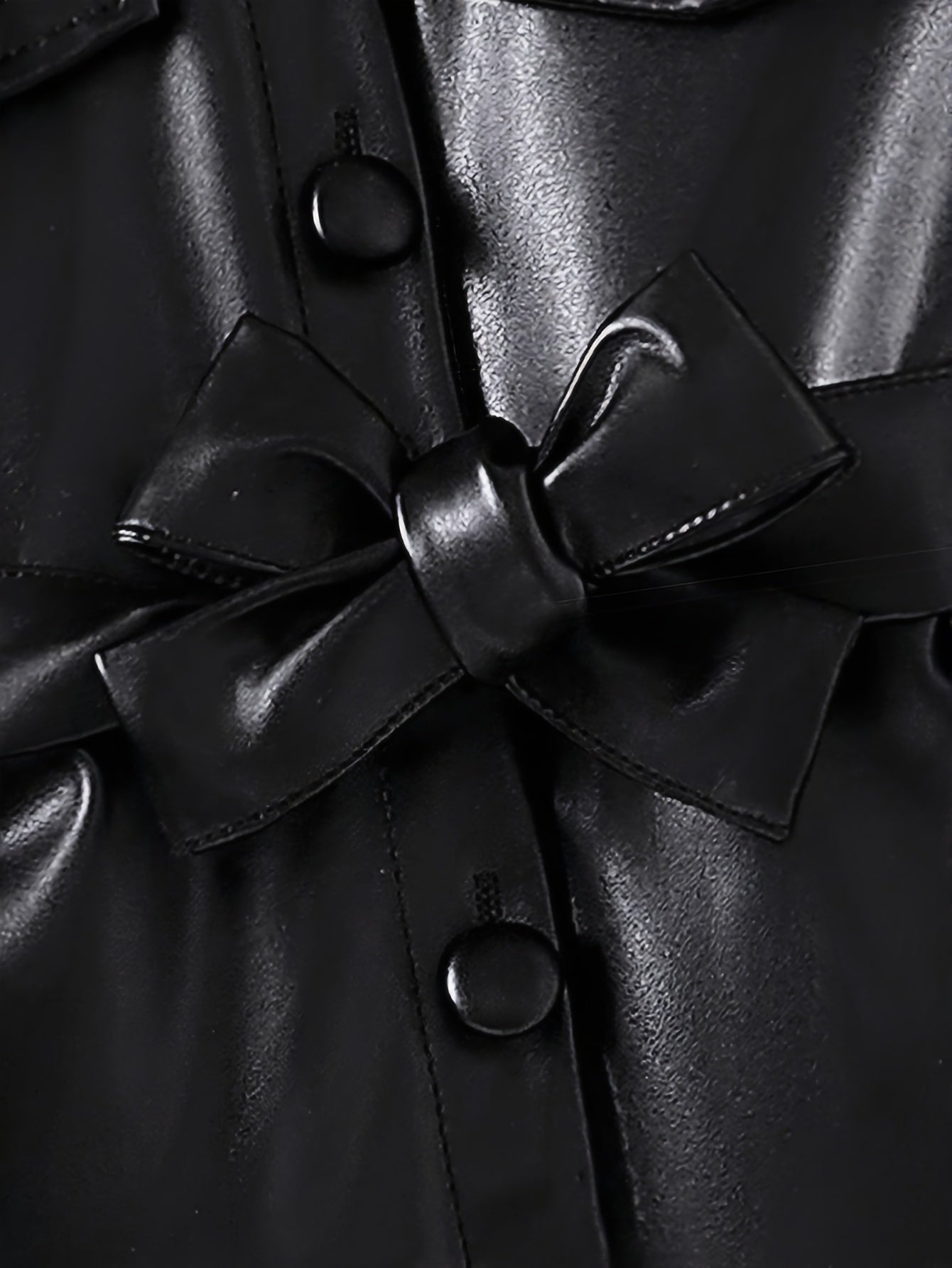 Abrigo de cuero negro con diseño elegante.