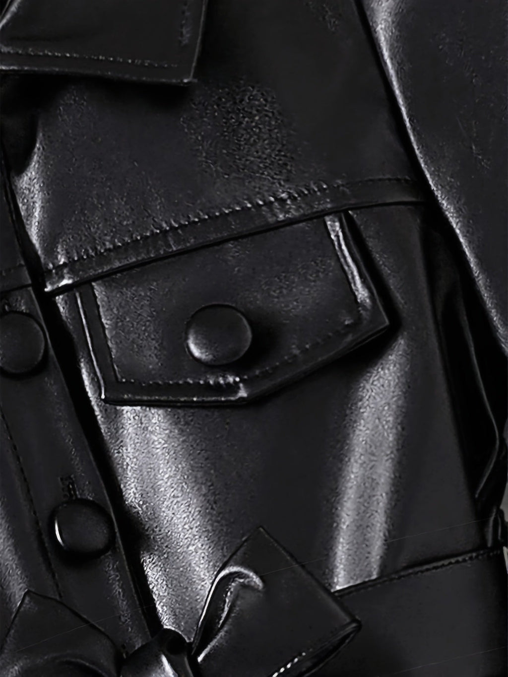 Abrigo de cuero negro con diseño elegante.