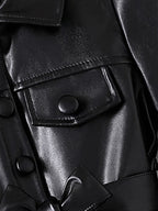 Abrigo de cuero negro con diseño elegante.