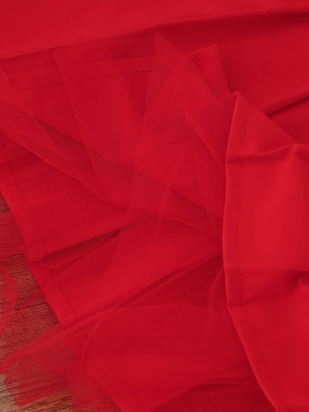 Conjunto de 2 piezas: falda de tul roja y camiseta con estampado de corazones.