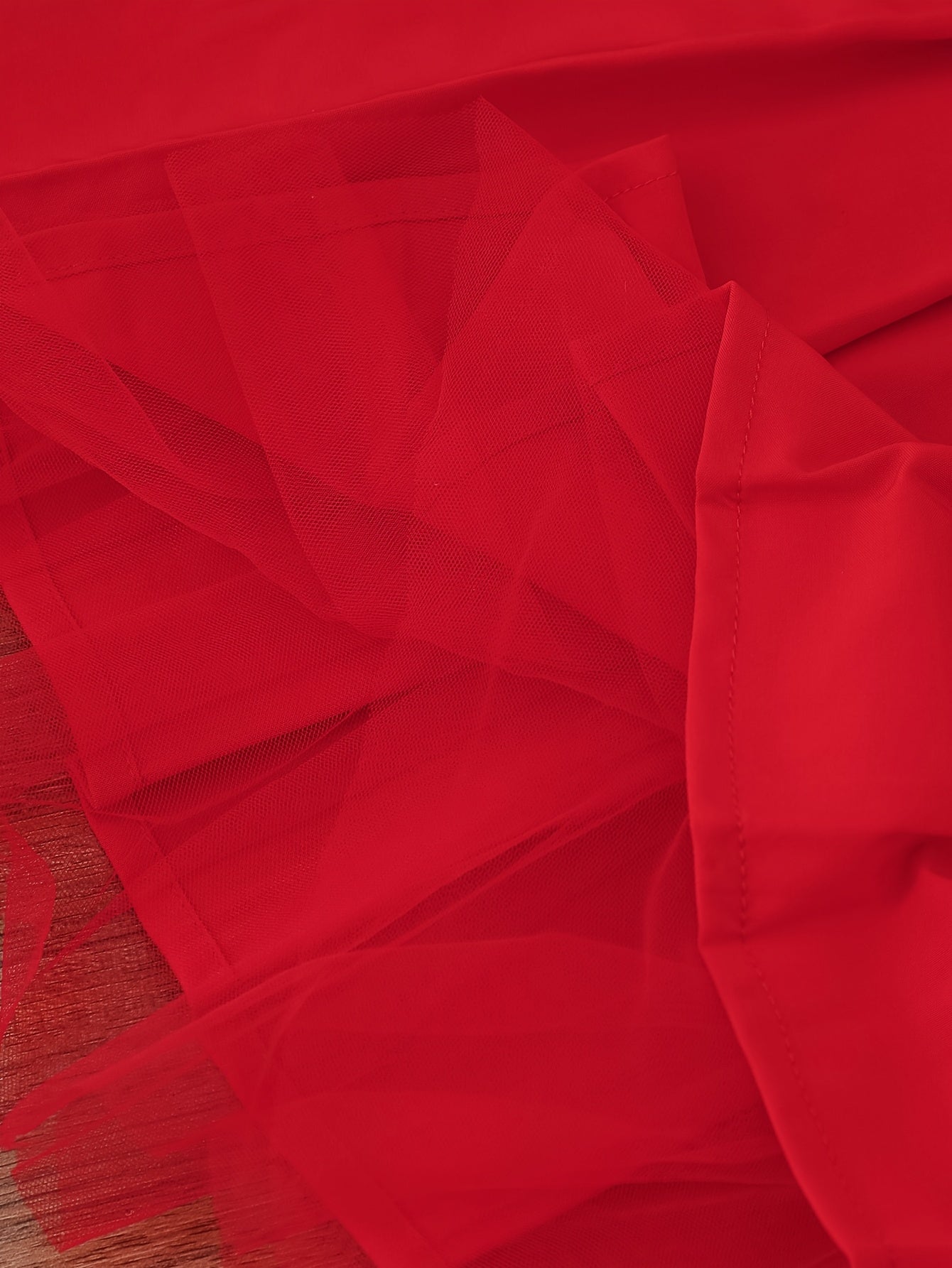 Conjunto de 2 piezas: falda de tul roja y camiseta con estampado de corazones.