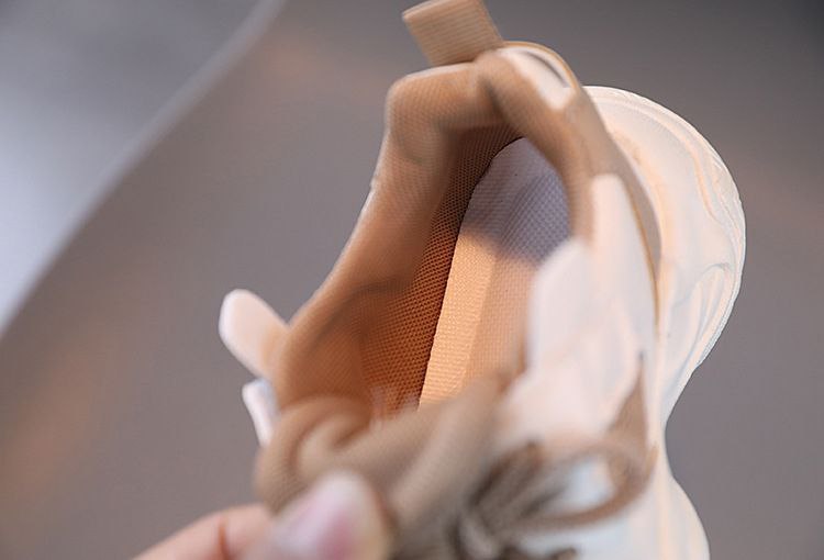 Zapatilla deportiva ligera y transpirable con cordones y diseño moderno para niños detalle cordones