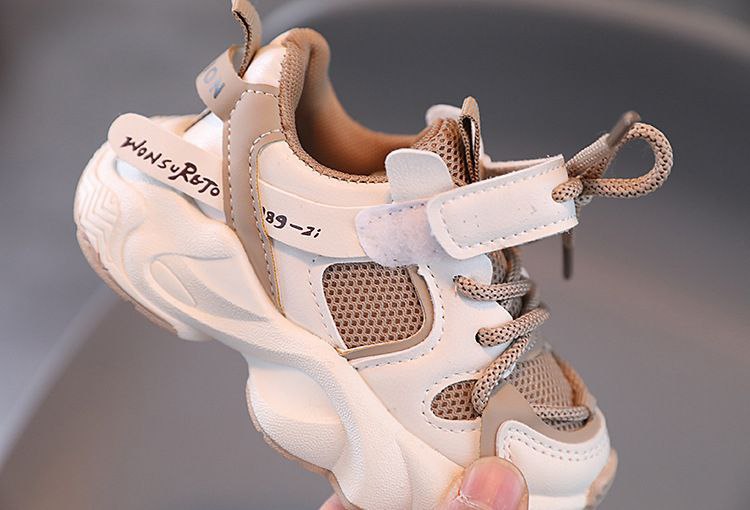 Zapatilla deportiva ligera y transpirable con cordones y diseño moderno para niños vista lateral