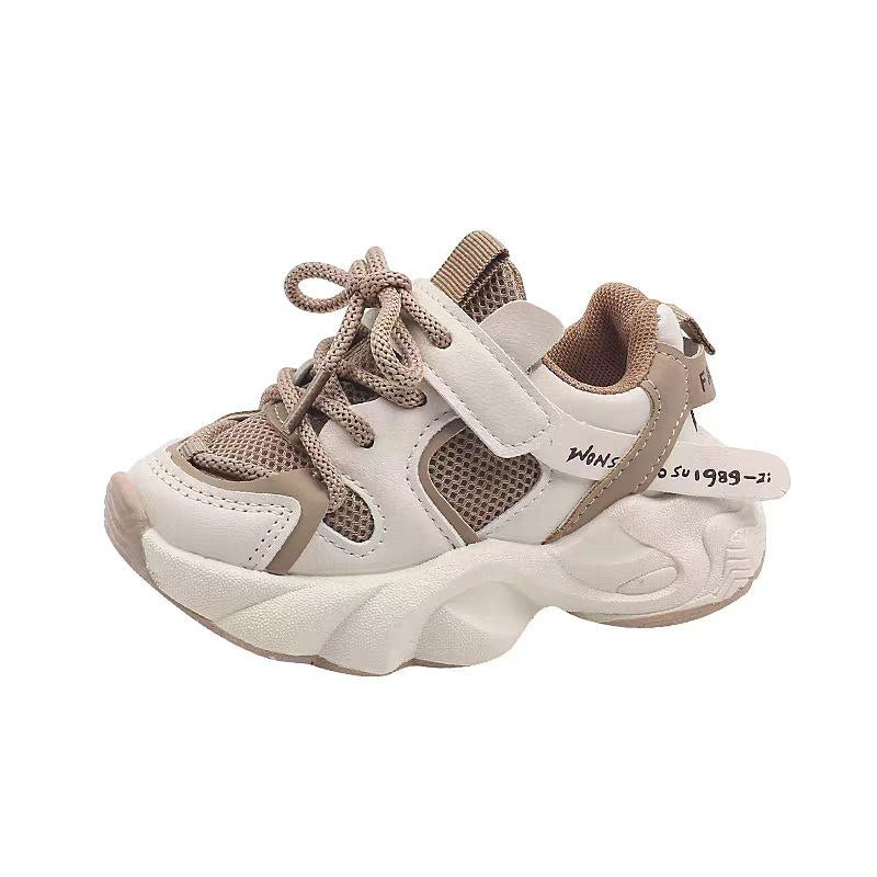 Zapatilla deportiva ligera y transpirable con cordones y diseño moderno para niños vista lateral