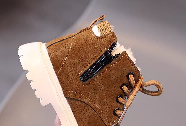 detalle zapatos de invierno cálidos para niños