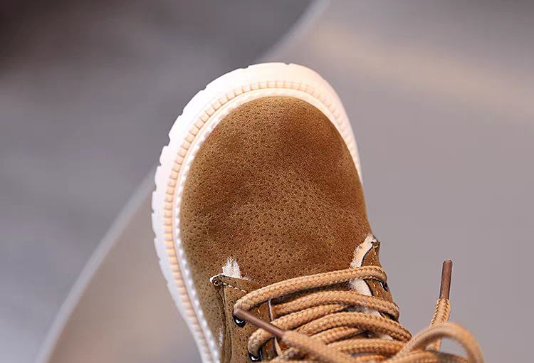 detalle zapatos de invierno cálidos para niños