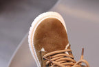 detalle zapatos de invierno cálidos para niños