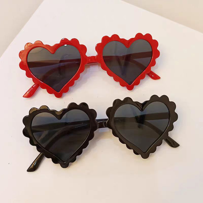 Gafas de sol para niñas pequeñas: diseño de corazón ondulado con lentes oscuras