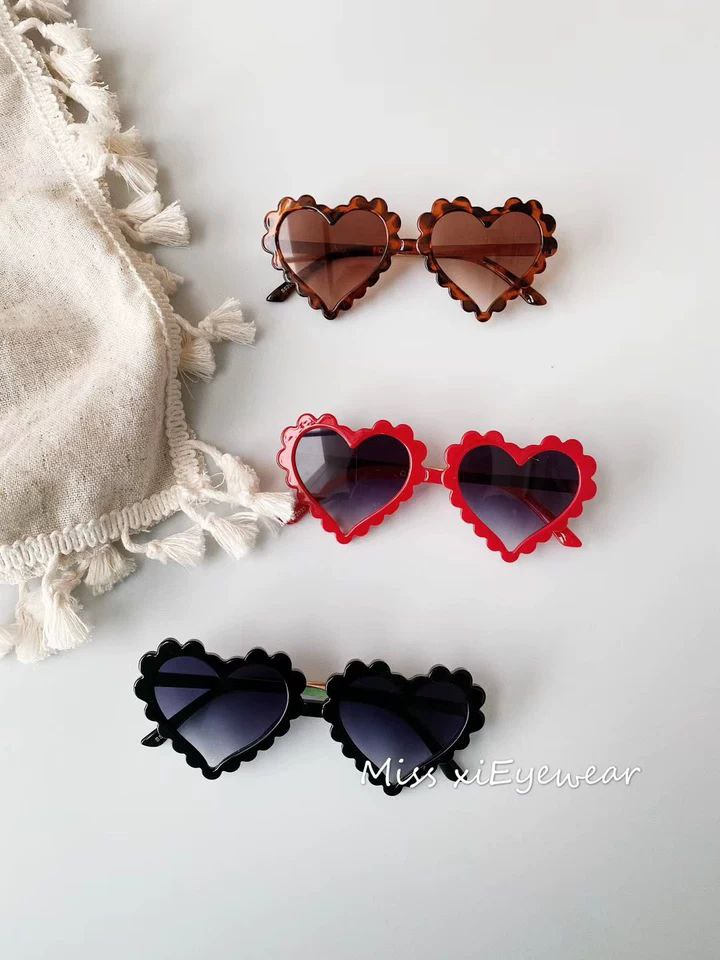 Gafas de sol para niñas pequeñas: diseño de corazón ondulado con lentes oscuras