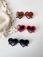 Gafas de sol para niñas pequeñas: diseño de corazón ondulado con lentes oscuras