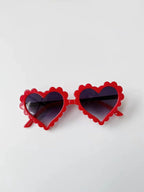 Gafas de sol para niñas pequeñas: diseño de corazón ondulado con lentes oscuras