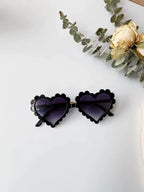 Gafas de sol para niñas pequeñas: diseño de corazón ondulado con lentes oscuras