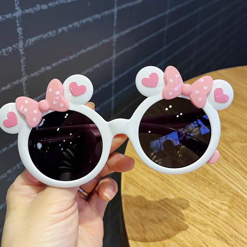 Gafas de sol para niñas pequeñas: diseño de Mickey Mouse con corazones de colores