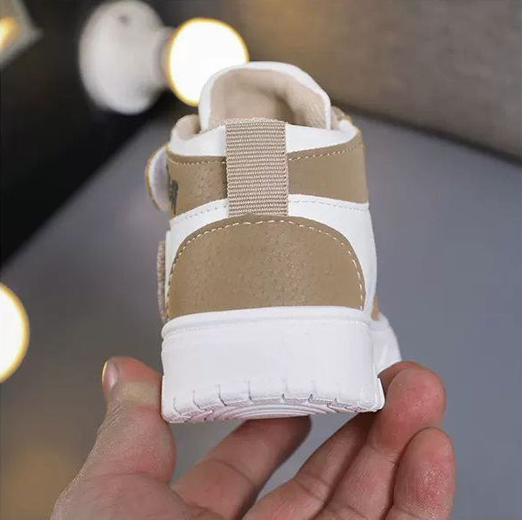 Zapatillas deportivas de diseño de goma con interior acolchado y cálido vista trasera