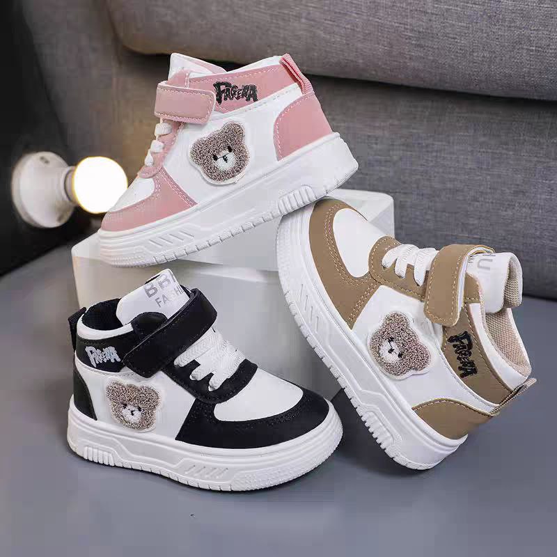 Zapatillas deportivas de diseño de goma con interior acolchado y cálido.