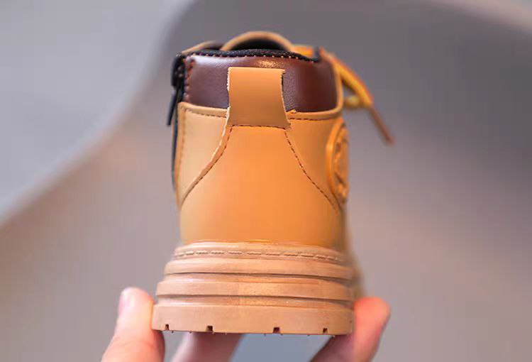 Botas para niños con forro interior cálido y suave y diseño moderno en España