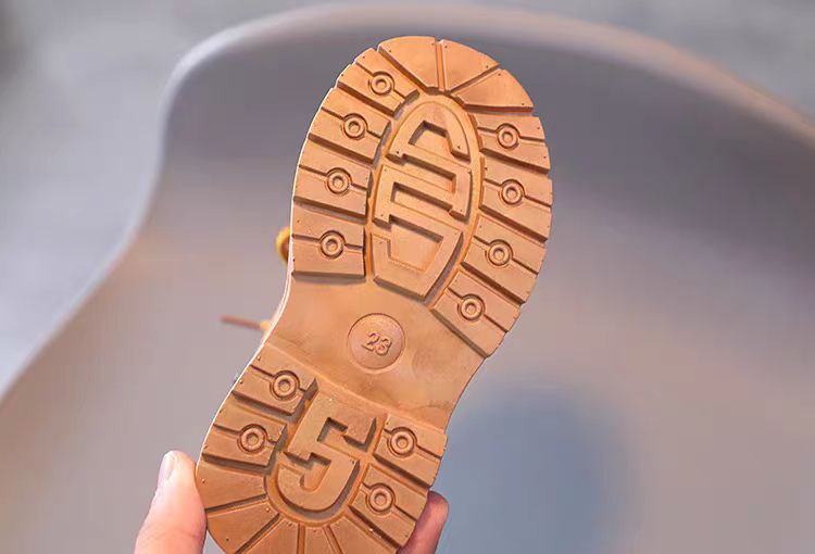 Botas para niños con forro interior cálido y suave y diseño moderno en España