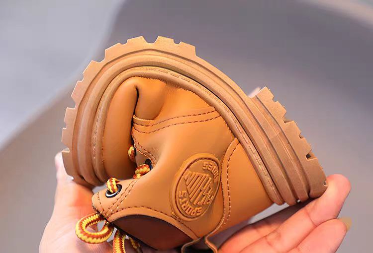 Botas para niños con forro interior cálido y suave y diseño moderno en España
