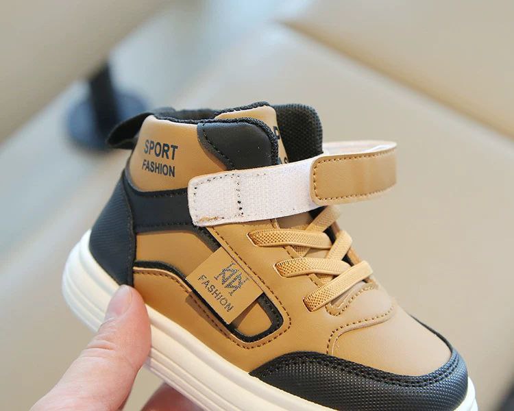 Zapatillas deportivas modernas para niños en España