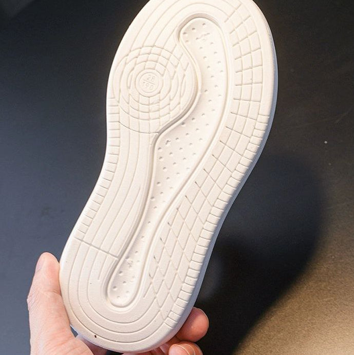 Zapatillas deportivas blancas con diseño moderno en España