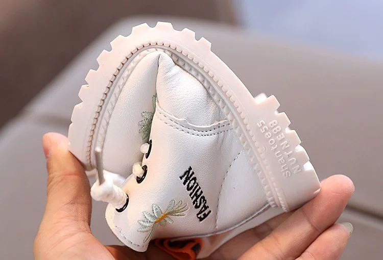Bota de invierno con diseño moderno y atractivo bordado floral en España