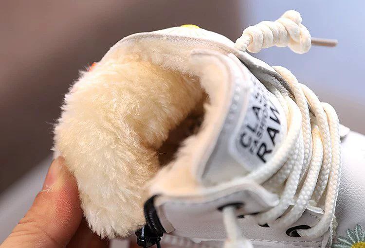 Bota de invierno con diseño moderno y atractivo bordado floral en España