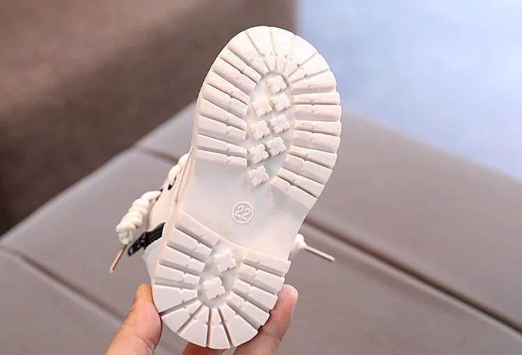 Bota de invierno con diseño moderno y atractivo bordado floral en España