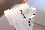 Bota de invierno con diseño moderno y atractivo bordado floral en España
